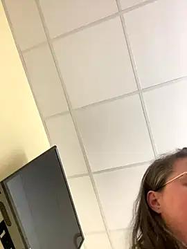 Beatricefrench-curvy-milf