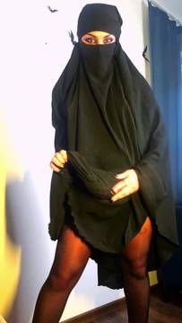 How do u like women i hijab with strapon? #Strapon #Solo
