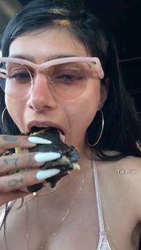 Free Video with Mia Khalifa in Teasing and Glasses Porn Arab