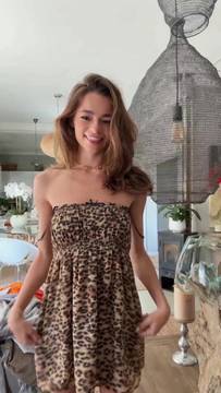 Fit amateur girl strips off her top for a playful bedroom reveal