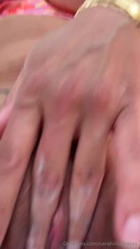 I got so horny this morning I gotta rub my cunt a bit to cum