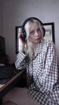 Film Porno linasanders in Teasing & Petite Natural Big Tits Naked Blonde