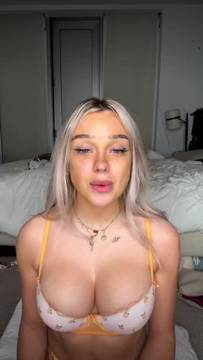 Watch this blonde hottie spreads legs on the floor lay down for dildo pussy fuck