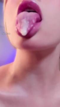 Free Movie Saliva with emily-mills1 & Latina Webcam Solo Blonde